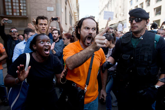 Жители Барселоны вышли на улицы после обысков в правительстве Каталонии