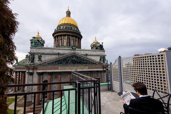 Часть номеров отеля Four Seasons Hotel Lion Palace St. Petersburg (на пятом этаже) имеют отдельные террасы, с которых открываются виды на Адмиралтейство, Исаакиевский собор или Вознесенский проспект