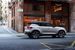 Изначально XC40 выйдет с двумя 4-цилиндровыми двигателями семейства Drive-E — дизельным D4 либо бензиновым T5 (250 л. с.). Позднее в продажу поступят и другие силовые установки, включая гибридную и полностью электрическую, сообщает автопроизводитель. XC40 станет первой моделью Volvo, на которую будет устанавливаться новый 3-цилиндровый двигатель