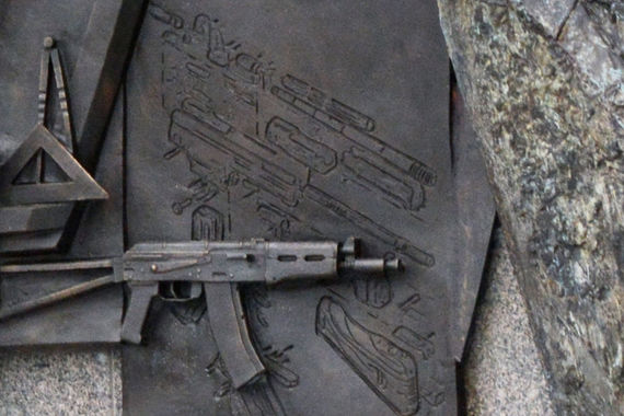 На памятнике Калашникову оказался чертеж немецкой штурмовой винтовки StG 44