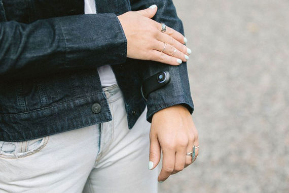 Google и Levi's разработали специальное устройство Jacquard, которое подключается к куртке и позволяет считывать команды владельца смартфона