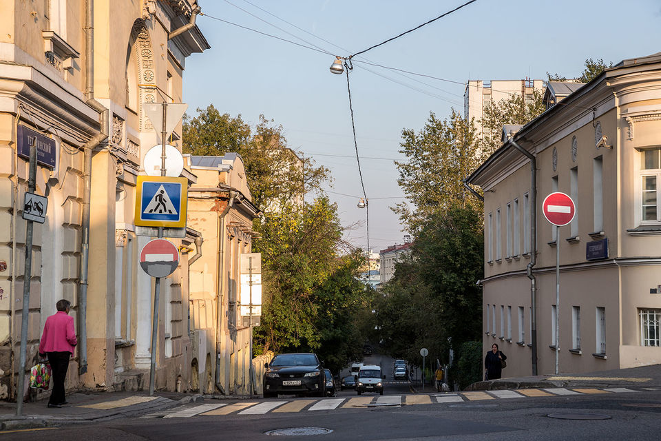 Особенность местности вблизи Садового кольца (Гончарная улица, Тетеринский переулок и др.) – перепады рельефа. Любой дождь превращает улицы в реки, и никакая ливневка ситуацию не спасает. Но застройке это дало благоприятное разнообразие: там гармонично уживаются дома средней этажности с высотками, обращает внимание руководитель архитектурной мастерской «Мезонпроект» Илья Машков