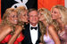 С 2000 г. Хью Хефнер (на фото в 1999 г.) жил в своём особняке The Playboy Mansion с семью девушками в возрасте от 18 до 28 лет. В 2016 г. он продал его за $100 млн с условием, что останется там жить до смерти. СМИ писали, что Хефнер оценивал его поместье в $200 млн, но даже проданный вдвое дешевле The Playboy Mansion стал самым дорогим объектом недвижимости, купленным в 2016 г. Практически одновременно с продажей особняка Хефнер решил выставить на продажу издательский дом Playboy Enterprises, WSJ тогда оценила его стоимость в $500 млн