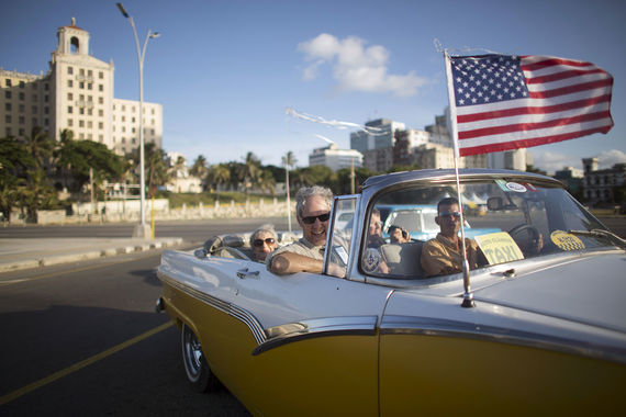 США приостановили выдачу виз на Кубе