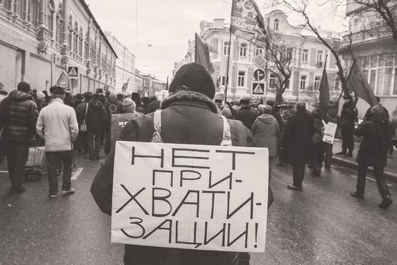 Авторы завуалированно сигнализируют обществу о необходимости и неизбежности предстоящего исправления несправедливых итогов «нечестной», по выражению самих правоведов, приватизации в форме залоговых аукционов
