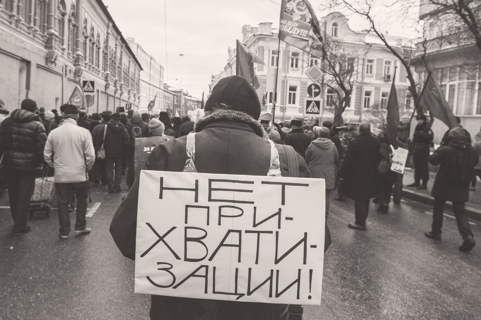 Авторы завуалированно сигнализируют обществу о необходимости и неизбежности предстоящего исправления несправедливых итогов «нечестной», по выражению самих правоведов, приватизации в форме залоговых аукционов