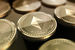 2. Как это работает? В ходе ICO компания предлагает инвесторам так называемый токен – собственную криптовалюту, которую она создает на популярных платформах блокчейна (например, Ethereum)