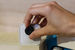 Компактная камера Google Clips. Аппарат можно постоянно носить на себе с помощью клипсы и автоматически делать снимки