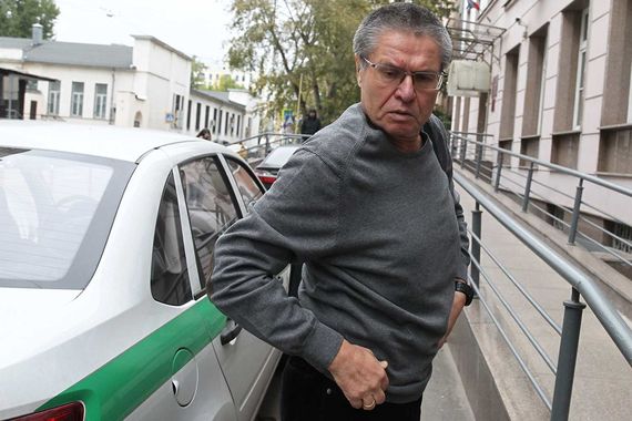 По словам прокурора, у Улюкаева были обнаружены пять наручных часов, в том числе брендов «Баухаузе», «Авенсис» и «Филипп Патек», а также слитки драгоценных металлов и около 10 золотых монет разного веса - от 100 г до более 1 кг