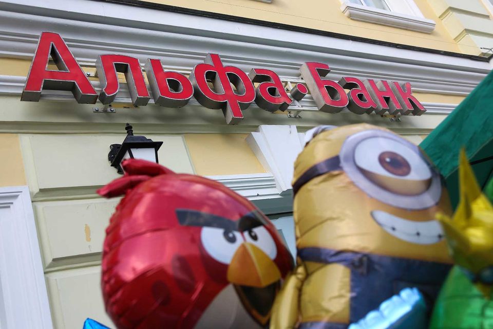 Альфа-банк не будет делиться клиентской базой с новым банком, а будет для него конкурентом, это отдельный рыночный проект, знает человек, близкий к группе