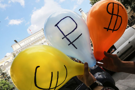 В последнее время рубль стабилен – слабеет евро к доллару