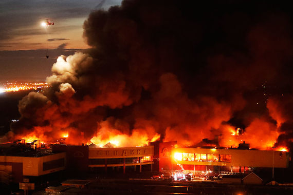Сильный пожар в торговом центре «Синдика»