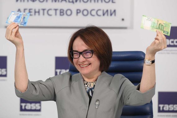 Картинки по запросу Набиуллина демонстрирует новые купюры