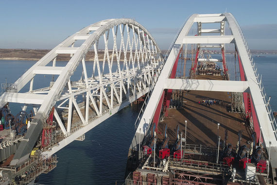 Под арками Керченского моста открыто судоходство