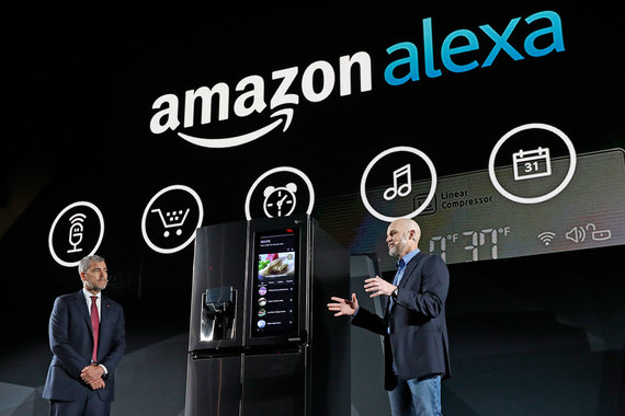Вице-президент LG Electronics Дэвид Вандервол и вице-президент Amazon Echo Майк Джордж на шоу потребительской электроники в Лас-Вегасе