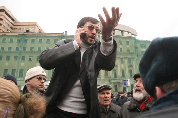 Адвокат Дмитрий Аграновский предупреждает: у Белова (в центре на фото) очень мало шансов добиться признания факта политического преследования