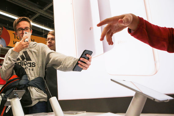 Еще одна причина высокой доли Apple в онлайн-продажах в том, что покупатели iPhone, как правило, знают, чего хотят, - им не надо сравнивать характеристики и дизайн устройств, объясняет сотрудник одного из ритейлеров