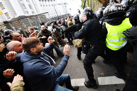 В Киеве начались столкновения между митингующими и полицейскими