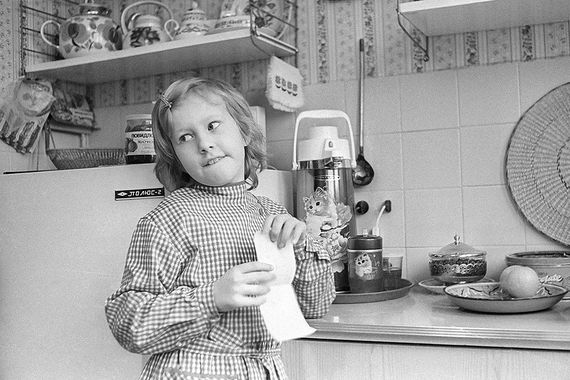 Ксения Собчак родилась 5 ноября 1981 г. в Ленинграде. Ее отец Анатолий Собчак был народным депутатом СССР, а в 1991-1996 гг. - мэром Санкт-Петербурга. На фото: дома на кухне, 1990 г.
