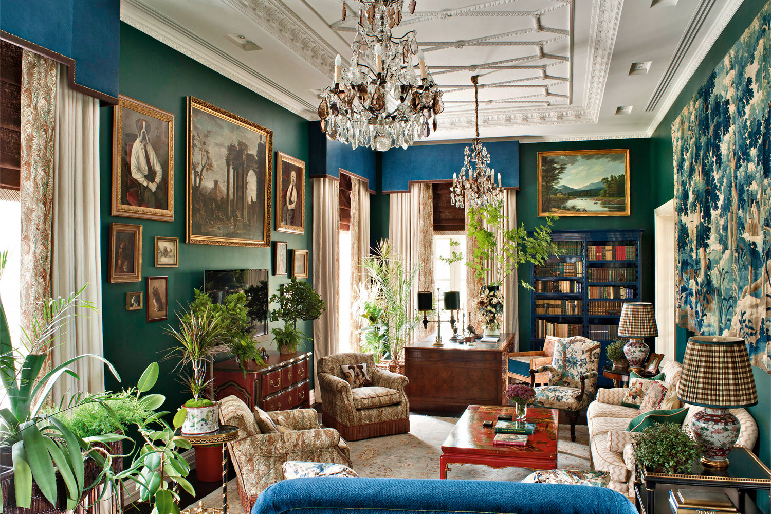 Эта гостиная оформлена декоратором в стиле русской усадьбы