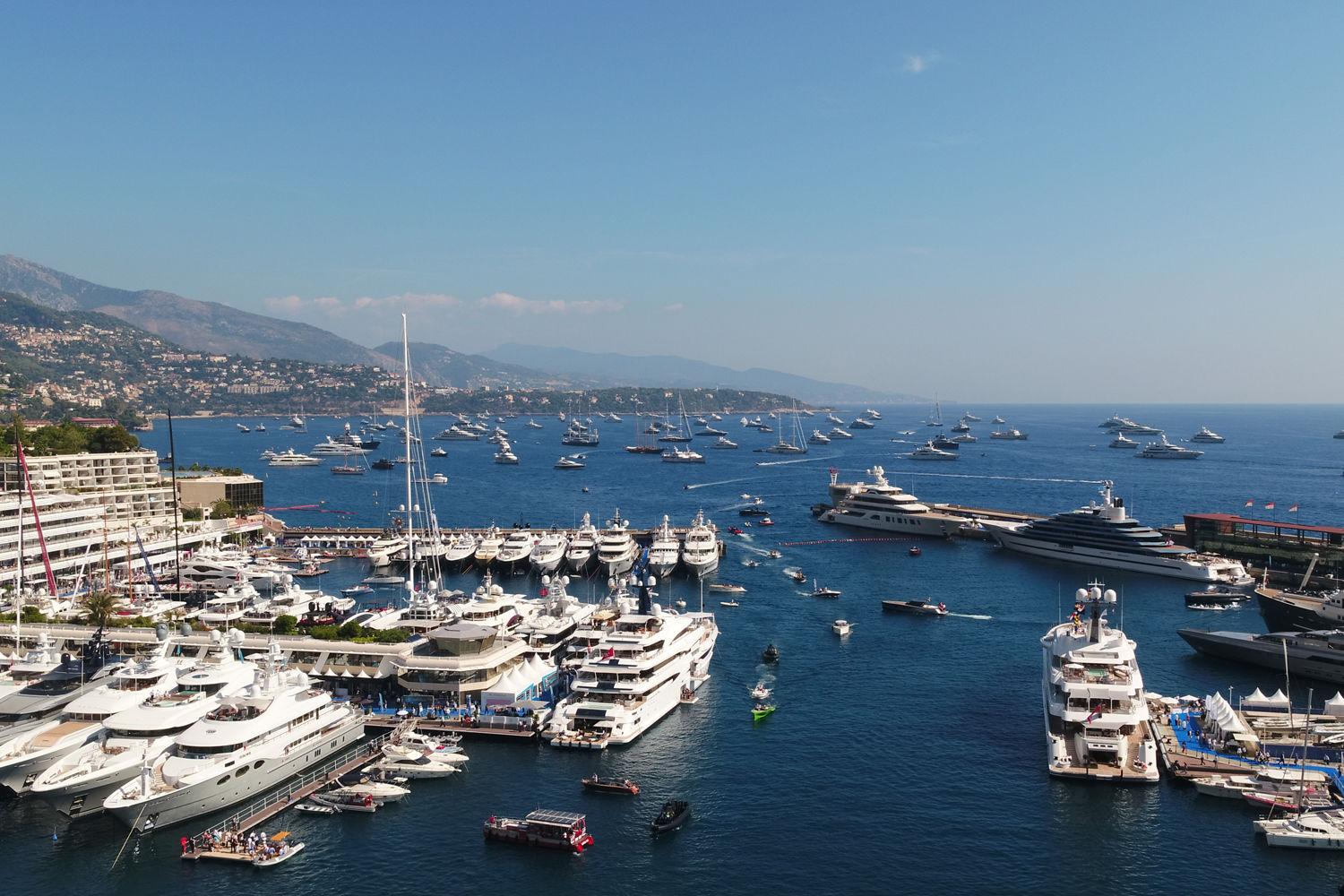 Monaco Yacht Show — самая крупная яхтенная выставка в мире. 125 суперъяхт и 36.400 гостей приняли в ней участие в этом году