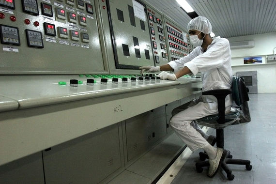 StuxNet – первый вирус военного назначения и первое реально использованное кибероружие. Он атаковал промышленные системы, которые управляли производственными процессами в 2010 г. StuxNet вывел из строя ядерные объекты Ирана, физически разрушив инфраструктуру: тогда могло пострадать до 20% ядерных центрифуг Ирана (на фото одно из предприятий Ирана)