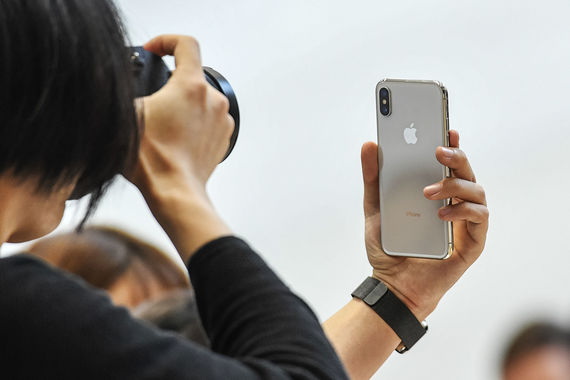 Дело не только в том, что iPhone X мало, но и в том, что спрос на него выше, чем на предыдущие модели