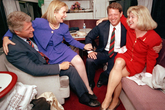 «Я была готова свернуть Биллу шею! Мне пришлось одновременно ненавидеть мужа и поддерживать президента», - так Хиллари Клинтон комментировала в 90-е гг. скандал с изменой ее супруга Билла (цитата по NYT). На тот момент он был президентом США