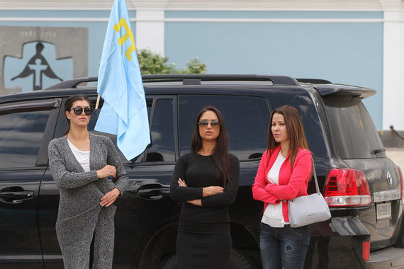 Адвокат отмечает, что налицо также дискриминация крымских татар: им нельзя в памятный траурный день ехать с национальными флагами, хотя все делают подобное, например, в День Победы