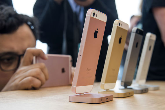 Главную причину роста продаж смартфона Муртазин и гендиректор Telecom Daily Денис Кусков видят в снижении цены на гаджет
