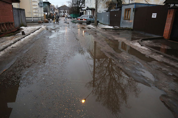 Замыкает десятку городов с самыми плохими дорогами Кострома. Состояние улиц и парковок в городе жители Костромы (1099 респондентов) оценили на 3,6 балла. В этом году на ремонт дорог в Костроме местная администрация планирует потратить около 210 млн руб., сообщает ИА REGNUM.