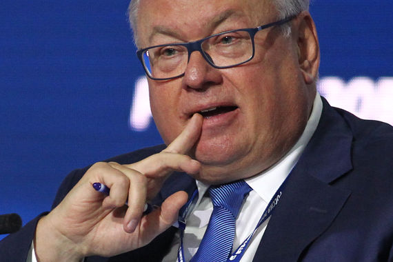 По словам представителя, Костин и его заместитель Юрий Соловьев были одеты в костюмы, типичные для того времени, и, возможно, «кто-то из гостей мог усмотреть в них сходство с историческими персонажами»