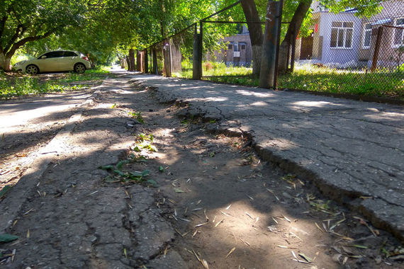 В рейтинге Domofond.ru Самара получила 3,6 балла. На фото - разбитый тротуар на Каховской улице