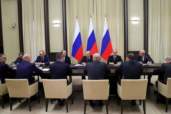 В Кремле оформляется новая традиция коллективных прощаний с добровольно оставившими свои посты губернаторами, согласны опрошенные «Ведомостями» эксперты