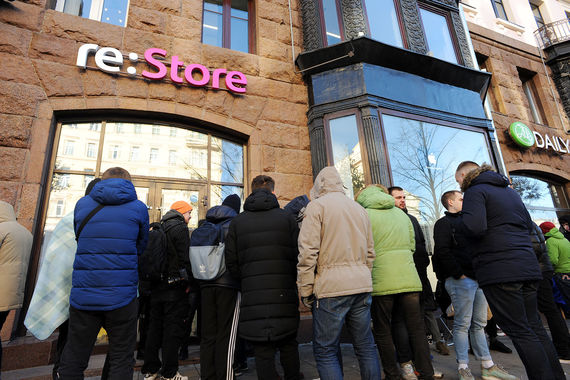 Очередь у магазина re:Store на Тверской улице
