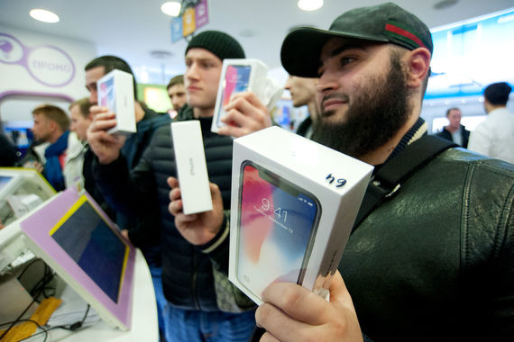В магазинах re:Store продавали не больше двух iPhone Х в одни руки – но меньше никто и не брал, говорит представитель Inventive Retail Group Людмила Семушина