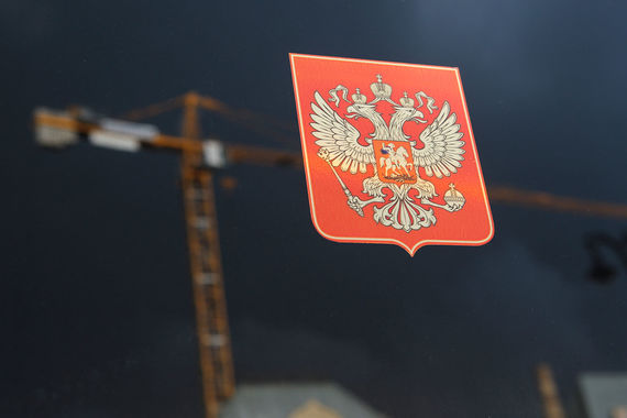 Долевое строительство – это продажа жилья на этапе, когда здание не достроено. Например, если выкопан только котлован