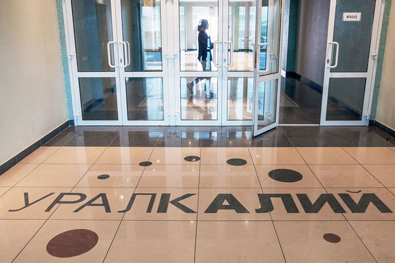 «Уралхиму» Дмитрия Мазепина уже принадлежит почти 20% «Уралкалия». Еще 20% принадлежит однокурснику Мазепина – белорусскому предпринимателю Дмитрию Лобяку. Квазиказначейские акции составляют 54,77% капитала