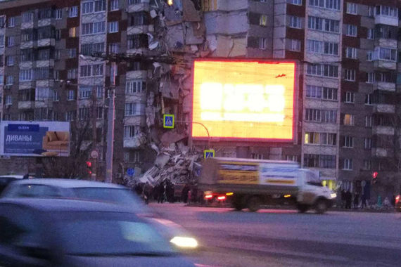 «Интерфакс» со ссылкой на очевидцев сообщает, что полностью разрушен один подъезд дома