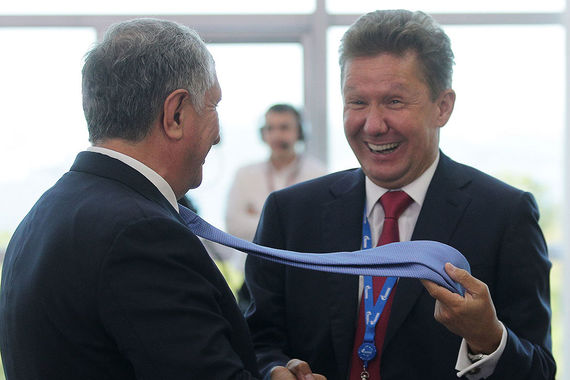 Предправления «Газпрома» Алексею Миллеру (справа на фото) будет не до смеха, если главный исполнительный директор «Роснефти» Игорь Сечин (слева) добьется реорганизации монополии