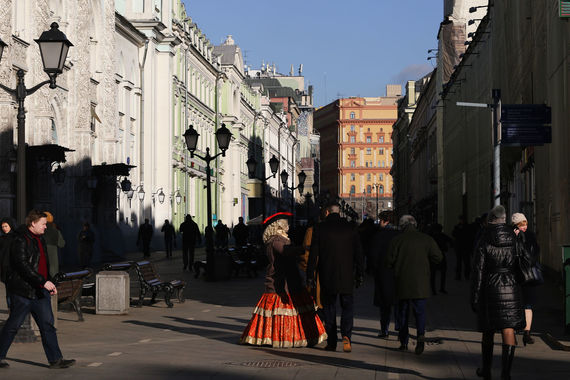 Никольской улице (на фото) благоустройство пошло на пользу, несмотря на то что там довольно старая застройка и часто предлагают только краткосрочную аренду, считает Виктория Камлюк из Knight Frank. Аналогичная ситуация и в Третьяковском проезде. На Покровке расширение тротуаров, по мнению эксперта, ситуацию не улучшило. На Большой Никитской всегда были высокие ставки для ритейлеров. После благоустройства ставки не изменились. «Где было дорого, дороже не стало», – говорит эксперт