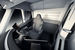 Кабина Tesla Semi отличается от традиционных тягачей — кресло водителя расположено по центру, боковые зеркала заменяют 15-дюймовые экраны, полукруглое ветровое стекло ударопрочное