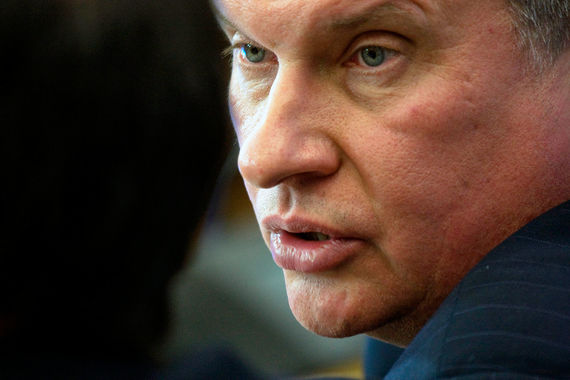 На первом допросе Сечин не рассказал, когда и где именно Улюкаев «потребовал взятку». Он лишь сообщил, что это было примерно в октябре-ноябре 2016 г.