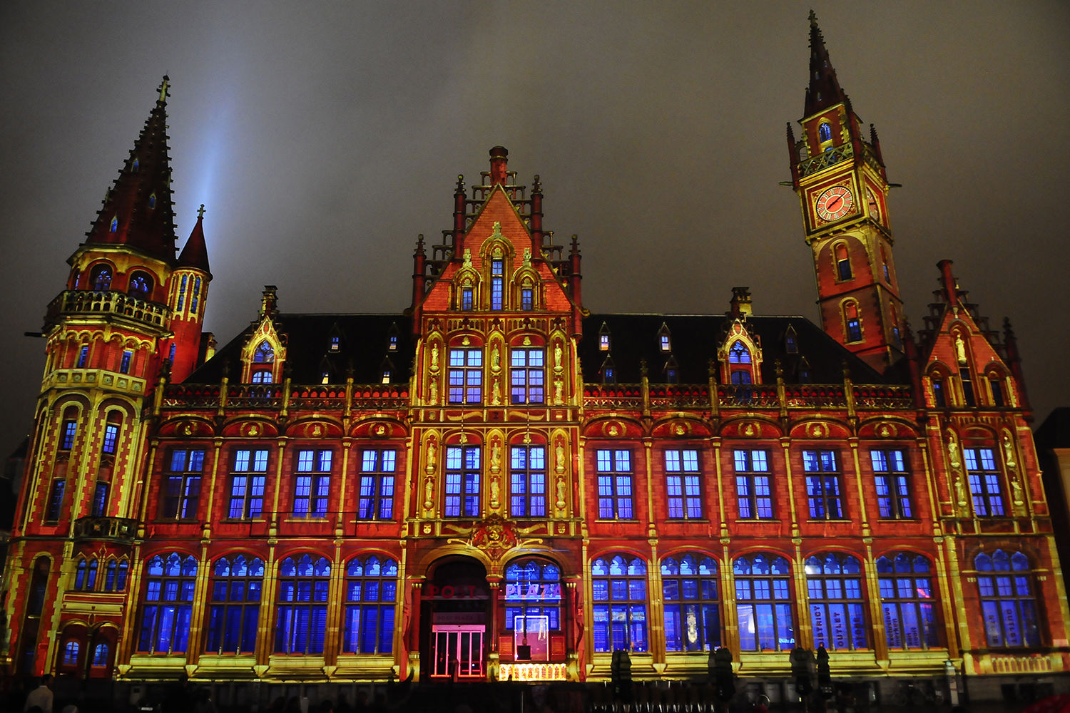 Подсветка здания почты в Генте, построенного в 1898-1910 гг по проекту зодчего Луи Клокета