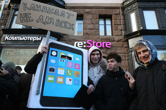 Apple постепенно наращивает долю российского рынка, снижая цены на старые модели помимо выхода новых, рассуждает гендиректор Telecom Daily Денис Кусков