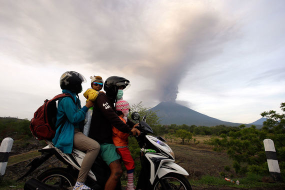 На Бали из-за проснувшегося вулкана объявлен высший уровень опасности