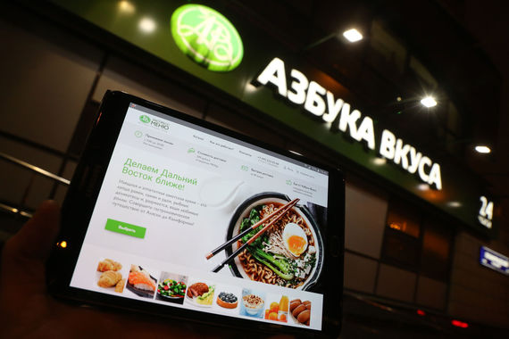 Совмещение супермаркета с рестораном – распространенная практика, особенно для ритейлеров, делающих упор в ассортименте на готовые блюда, отмечает гендиректор «Infoline-аналитики» Михаил Бурмистров