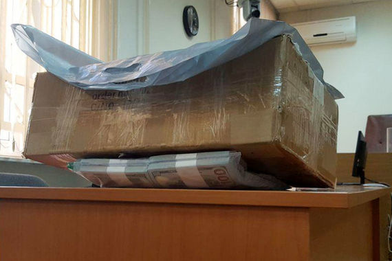 В ноябре коробку с деньгами как вещественное доказательство доставили в Басманный суд