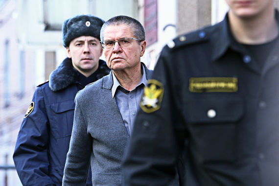 Алексей Улюкаев (в центре) так и не дождался в суде ни Игоря Сечина, ни его показаний
