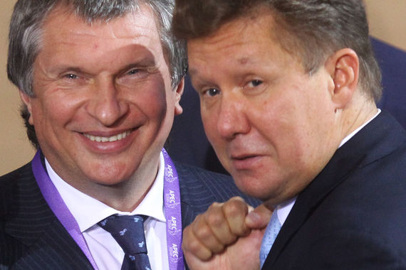 Компания, которой руководит Игорь Сечин (слева), по мнению экспертов, скоро снова обгонит компанию, которой руководит Алексей Миллер